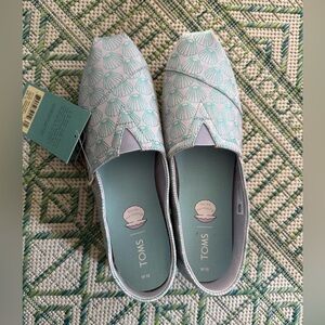 TOMS Women's Sea Shell Pattern Flats - Aqua and Lavender Canvas NWT 10 Comfy
